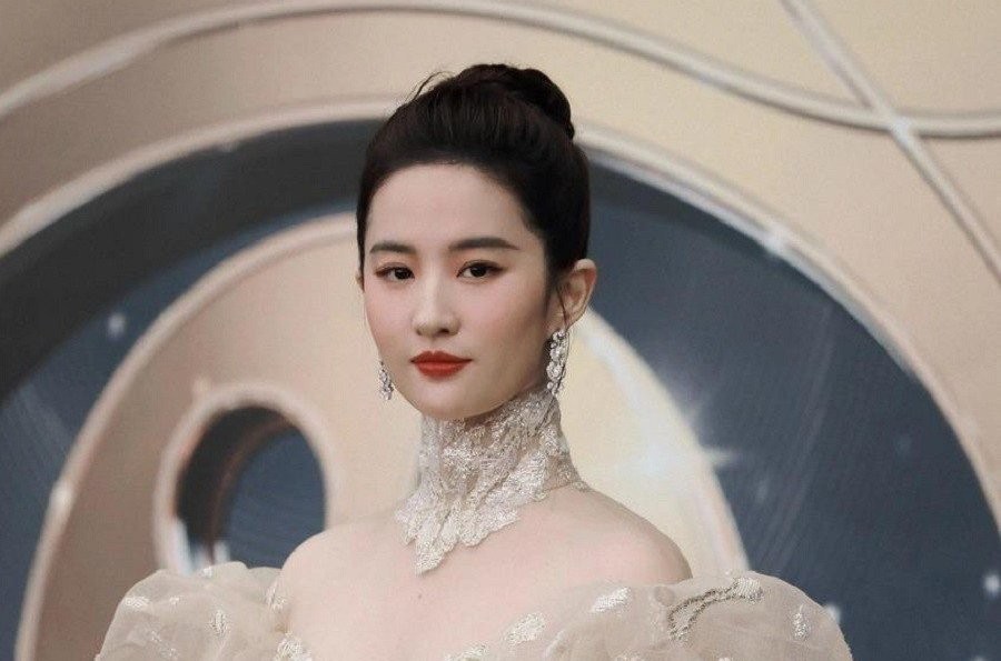 luu-diec-phi-xuat-hien-long-lay-tai-dem-hoi-dien-anh-weibo-1-1660545529.jpg