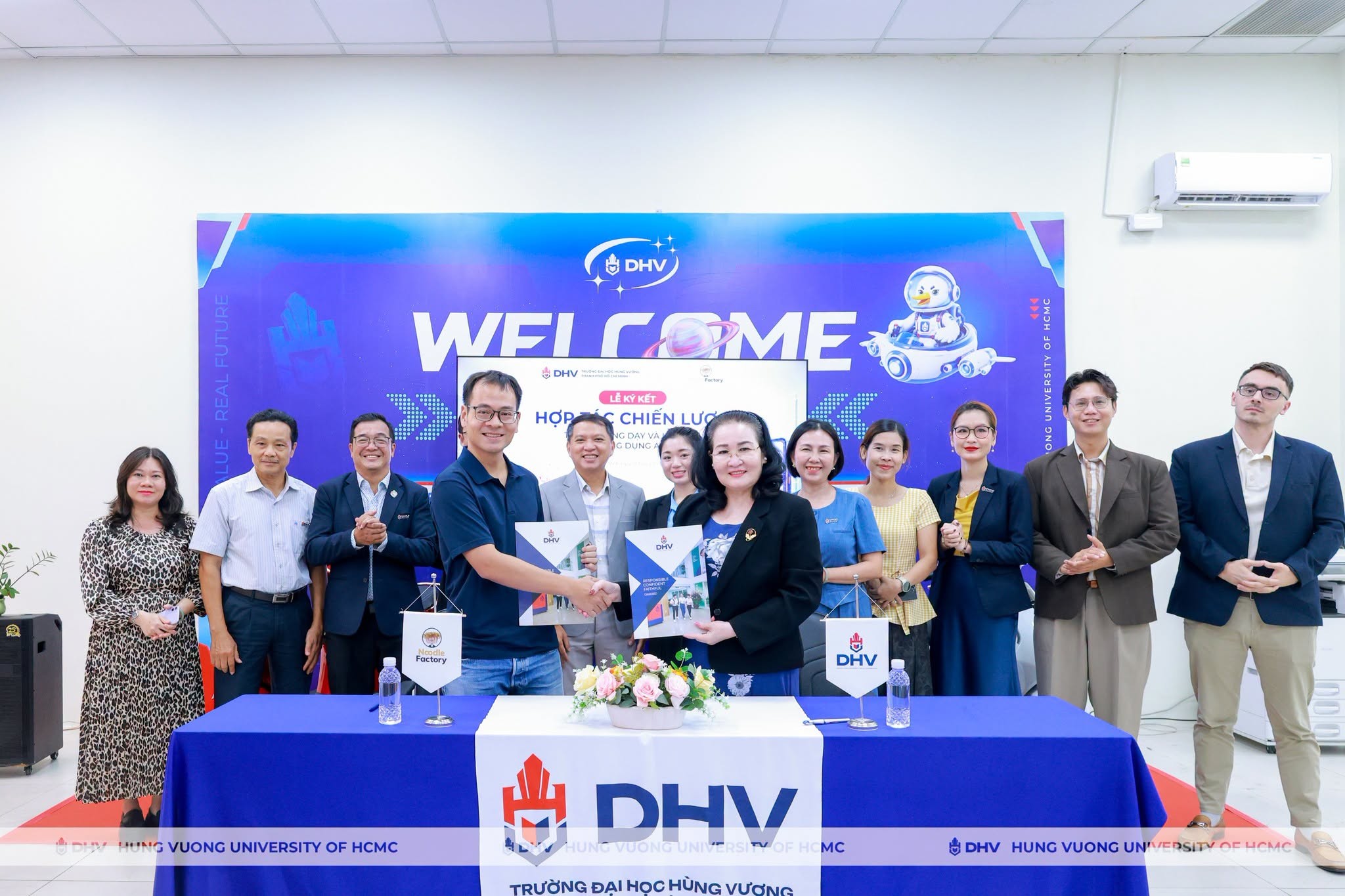 dhv-ky-ket-mou-dua-ai-vao-giang-day-1786365231.jpeg
