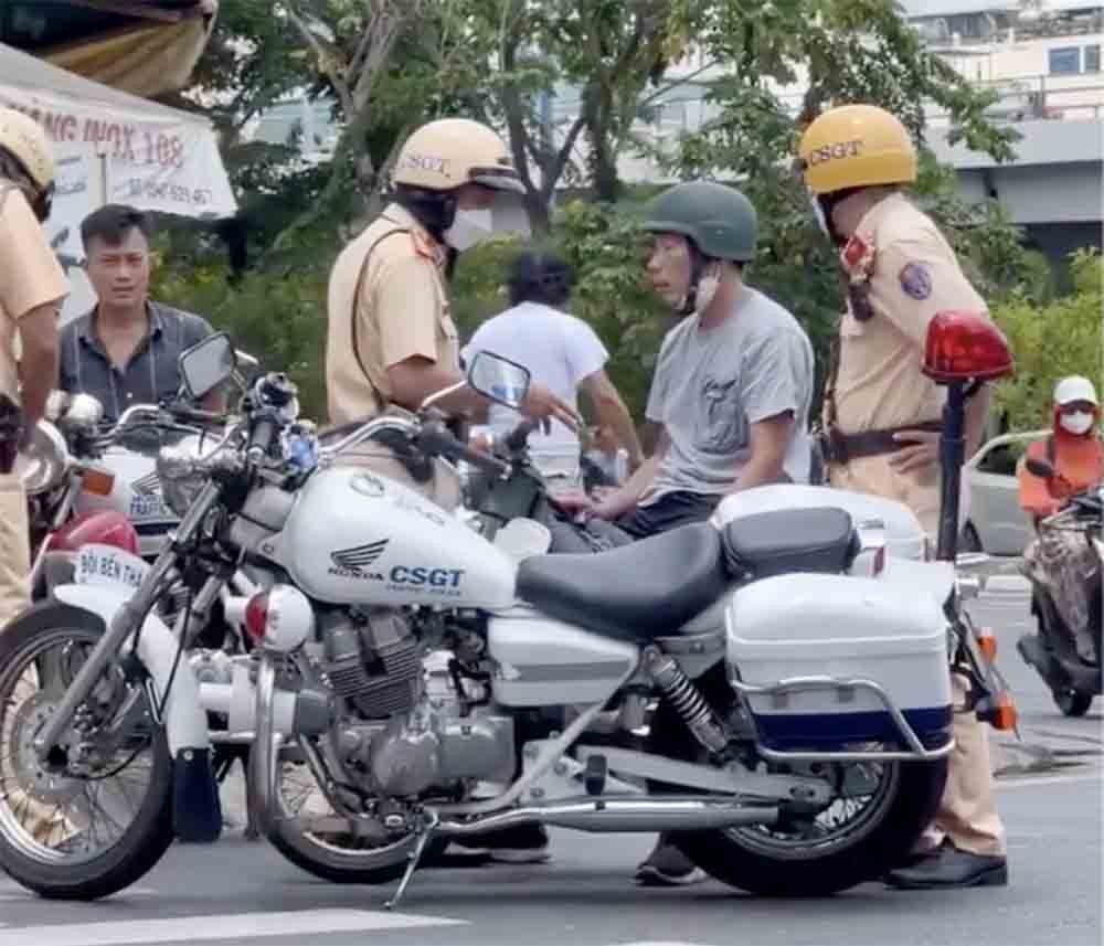 csgt-kep-co-nguoi-vi-pham-1651026108.jpg