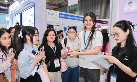 INTO YOU giới thiệu sản phẩm tại Vietbeauty x Cosmobeauté Vietnam 2026.