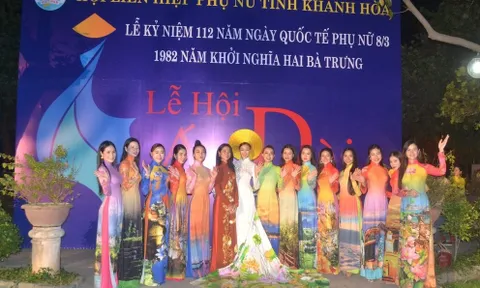 Người dân phố biển Nha Trang mãn nhãn với màn trình diễn 300 bộ áo dài