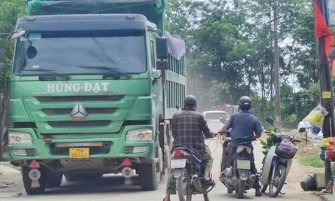 Thừa Thiên Huế: Chùm ảnh xe quá khổ, quá tải tung hoành trên đường tỉnh lộ