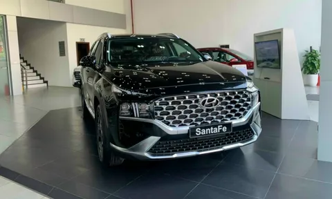 Hyundai Santa Fe nhận ưu đãi cả trăm triệu tại đại lý, quyết giành thị phần từ Ford Everest